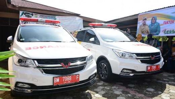 2 unit ambulance yang diserahkan Pemkab Kampar untuk 2 desa di Kecamatan Gunung Sahilan