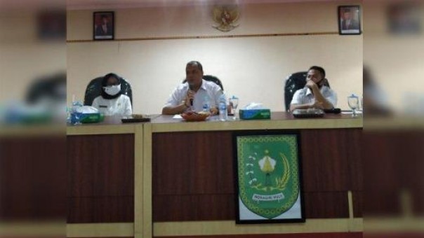 Bupati Inhu Yopi Arianto (tengah) memberikan pengarahan kepada para Kasek tingkat SMP terkait belajar tatap muka yang akan di mulai pada 13 Juli 2020 mendatang