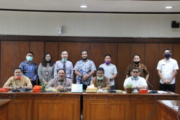 Sekda Inhil bersama tim saat rakor di kantor BI Provinsi Riau
