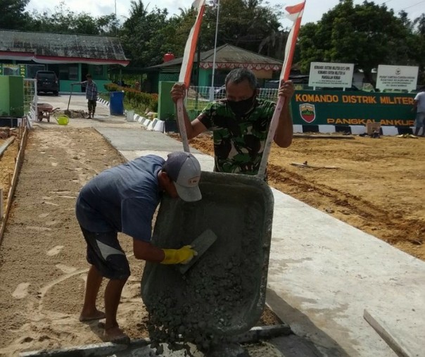 Koramil 04 Pangkalan Kuras dan warga saat mengecor jalan menuju markas, Kamis (9/7/2020). Foto: Istimewa.