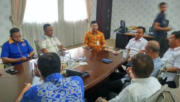 Ketua KONI Kota Pekanbaru, Anis Murzil bersama jajaran pengurus KONI Kota Pekanbaru saat bersilaturahmi dengan Kepala Dispora Riau Boby Rachmat