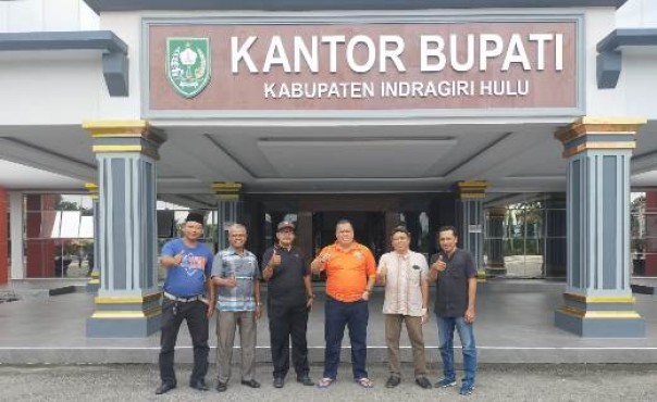 Bupati Inhu Yopi Arianto foto bersama dengan Ketua dan Pengurus Perjasing Kuansing, Kamis 9 Juli 2020