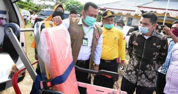 Bupati Kampar, Catur Sugeng Susanto saat menyerahkan mobil abulance untuk 3 desa di Kecamatan Tapung Hulu