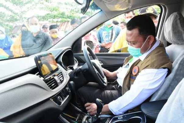 Bupati Kampar, Catur Sugeng Susanto saat menyerahkan mobil abulance untuk 3 desa di Kecamatan Tapung Hulu