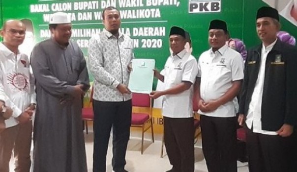Sekretaris DPW PKB Riau, Ade Agus Hartanto saat menyerahkan SK dukungan untuk pasangan Hafith Syukri-Erizal pada Pilkada Serentak 2020