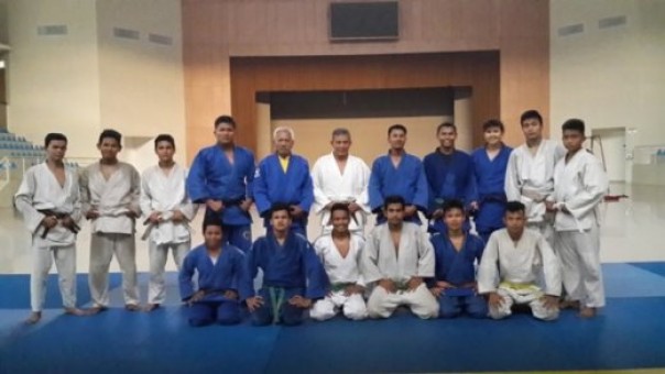 Ketua Harian Pengprov PJSI Riau, Margas Chan bersama jajaran pelatih dan atlet judo Riau