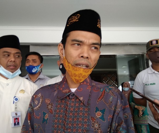 Ustaz Abdul Somad usai memberikan tausiah dan sosialisasi Tabung Wakaf Umat di Kantor Wali Kota Pekanbaru, Tenayan Raya, Jumat (10/7/2020). Foto: Surya/Riau1.