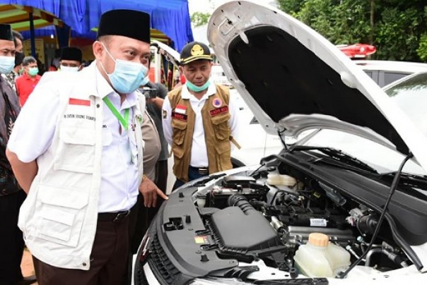 Bupati Kampar, Catur Sugeng Susanto saat menyerahkan mobil abulance untuk 2 desa di Kecamatan Tapung