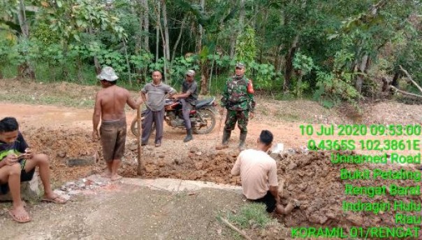 Serda Suroso bersama warga binaan laksanakan Goro membersihkan drainase di desa binaan, Jumat 10 Juli 2020