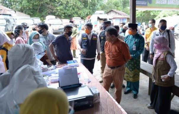 Sekdaprov Riau, Yan Prana Jaya saat meninjau swab test massal di Pasar Baru, Ujungbatu, Rohul