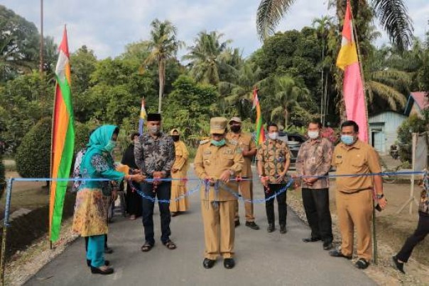 Bupati Rohul, Sukiman saat meresmikan jalan Desa Bangun Jaya