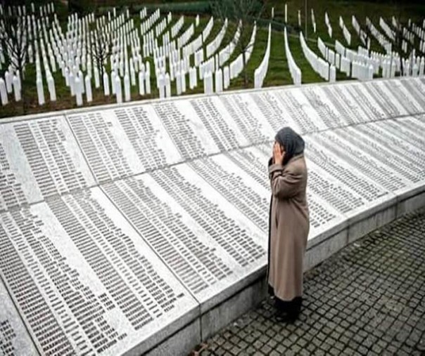 Keluarga korban berdoa di pemakaman massal di Sebrenica (foto: Istimewa/internet)