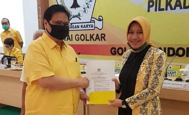 Ketum DPP Partai Golkar, H Airlangga Hartarto (kiri) menyerahkan SK dukungan partai kepada Hj Rezita Meylani Yopi di kantor DPP Partai Golkar di Jakarta, Ahad 12 Juli 2020.