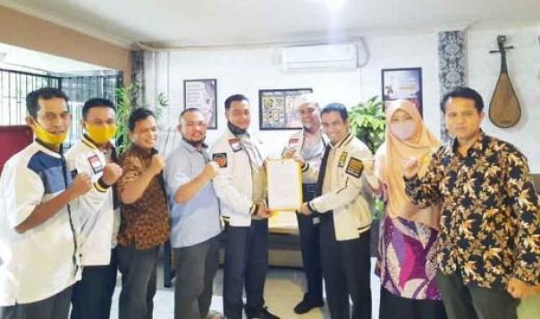 Rizal Zamzami (tengah) menerima rekomendasi dari DPW PKS Riau untuk maju di Pilkada Inhu belum lama ini.
