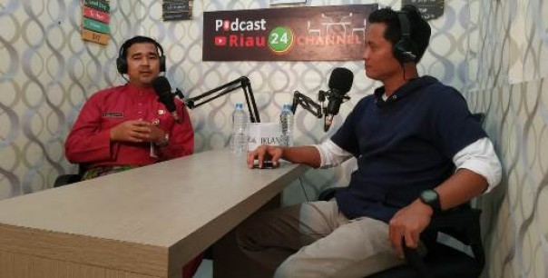 Kepala Dispora Riau, Boby Rachmat saat podcast di Riau24 Channel