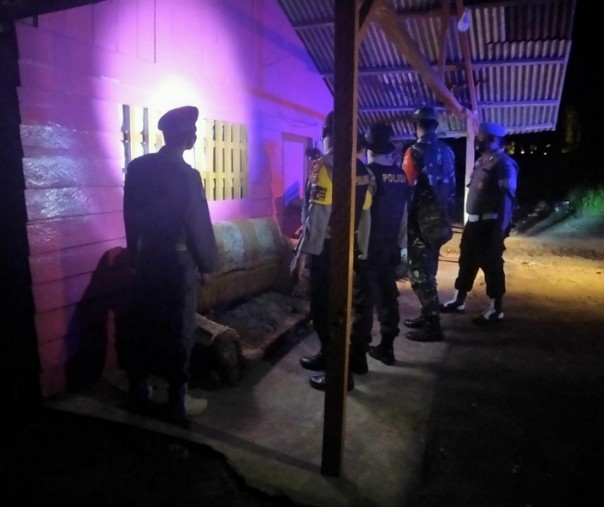 Babinsa Koramil 04 Pangkalan Kuras bersama Polsek Pangkalan Lesung saat merazia warung remang-remang di Desa Pesaguan, Minggu (12/7/2020) malam. Foto: Istimewa.