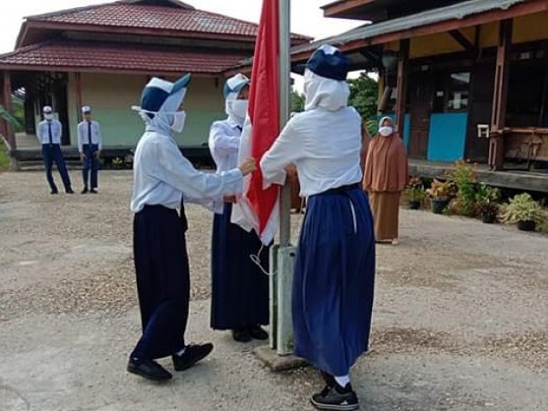 Salah satu sekolah di Inhil melaksanakan upacara bendera senin pagi