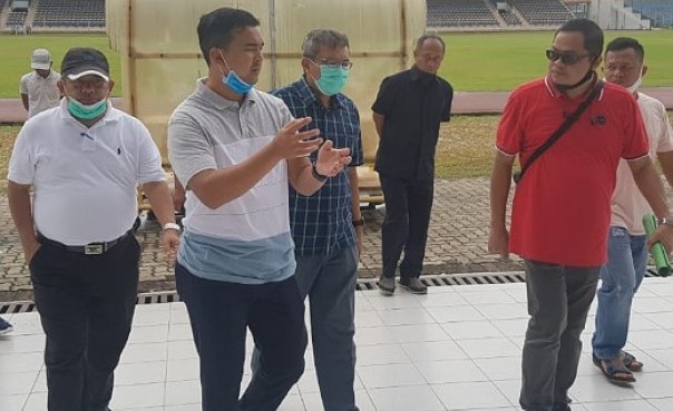 Kepala Dispora Riau, Boby Rachmat saat meninjau kondisi Stadion Kaharuddin Nasution di Rumbai Sport Cente