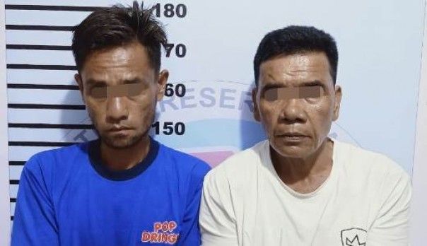 Dua tersangka pemilik sabu, Atan dan Jus saat diamankan di Mako Polres Inhu