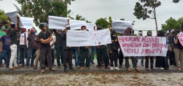 Puluhan Massa Mendatangi Kantor DPRD Kepulauan Meranti guna menuntut keadilan bagi Rustam