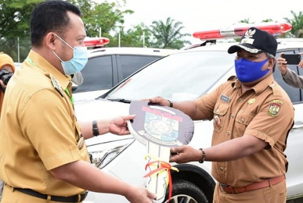 Bupati Kampar, Catur Sugeng Susanto saat menyerahkan mobil abulance untuk 3 desa di 2 kecamatan