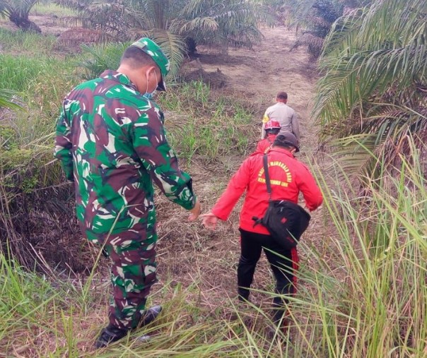 Koramil 15 Kuala Kampar Kopda Roni Pasla bersama anggota MPA, dan Bhabinkamtibmas saat patroli karhutla dengan berjalan kaki di Kecamatan Kerumutan, Selasa (14/7/2020). Foto: Istimewa.