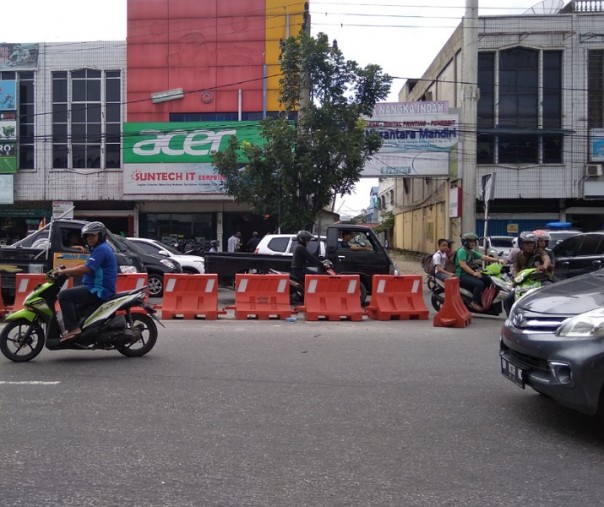 Salah satu U-turn di Jalan Tuanku Tambusai (di depan Jalan Paus) yang ditutup sementara tetap terobos pengendara. Foto: Surya/Riau1.