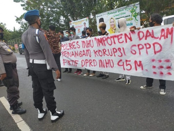 Sedikitnya belasan jumlah mahasiswa yang mengatasnamakan Forum Rakyat Bicara (Forba) menggelar unjuk rasa (Unras) di depan Mako Polres Inhu Jalan Ahmad Yani Rengat, Senin 13 Juli 2020.  Dalam menyampaikan tuntutannya dengan damai itu, Forba yang terdiri dari sejumlah kampus itu menuntut agar penyidi