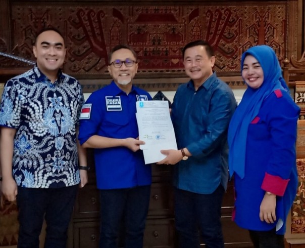 Ketua Umum DPP PAN, H Zulkifli Hasan menyerahkan SK Dukungan pada H Halim - Komperensi SP MSi, di Jakarta, Selasa (14/7/2020)/R24