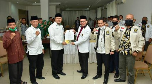 Ketua DPD PKS Bengkalis Khairul Umam bersama pengurus DPW PKS Riau menyerahkan SK dukungan kepada pasangan Balon Pilkada Bengkalis Abi Bahrun-Herman