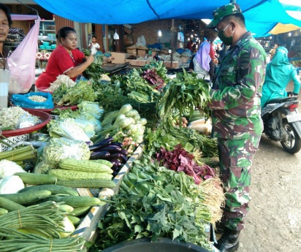 Babinsa Koramil 14 Kepenuhan Serma Dedi Fermadi saat mengecek harga bahan pokok di Pasar Pekan Tebih, Rabu (15/7/2020). Foto: Istimewa.