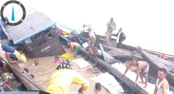 Warga dan nelayan sekitar TKP membantu evakuasi KM Firman yang tenggelam