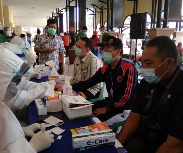 Dari kanan: Kepala Disperindag Pekanbaru Ingot Ahmad Hutasuhut, Asisten I Setdako Pekanbaru Azwan, dan Plh Kepala Dinkes Pekanbaru Dokter Zaini Rizaldi saat menjalani rapid test di Pasar Limapuluh, Kamis (16/7/2020). Foto: Surya/Riau1.