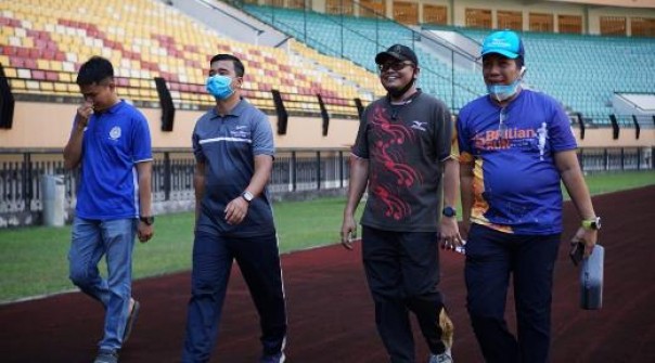Kepala Dispora Riau, Boby Rachmat (pakai masker) saat berolahraga di Stadion Utama Riau