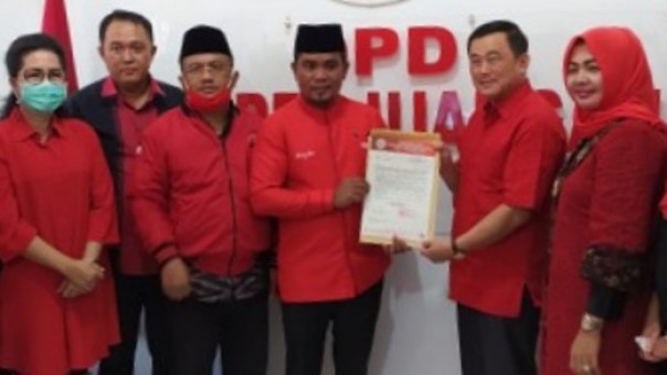 Ketua DPD PDI Perjuangan Riau, Zukri Misran menyerahkan SK dukungan untuk Halim-Komperensi maju Pilkada Kuansing 2020