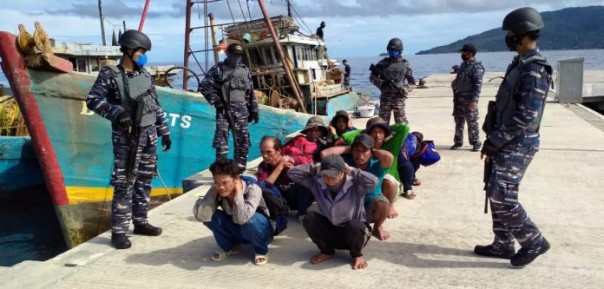 Para ABK kapal Vietnam yang mencuri ikan di perairan pulau Laut Natuna saat diamankan TNI AL/Surya kepri