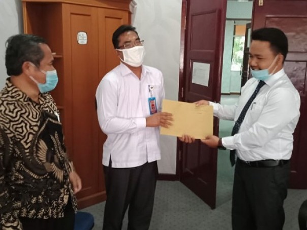 Kuasa hukum Paslon Nurani, Dody Fernando (kanan) bersama Nurhadi (kiri) saat berada di kantor KPU Riau, Senin 20 Juli 2020.
