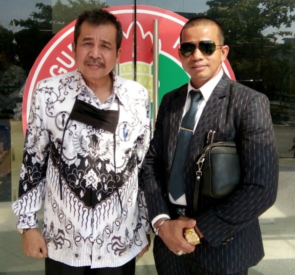 Ketua PGRI Inhu Eka Satria (kiri)