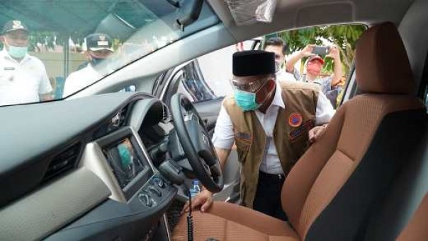 Bupati Kampar, Catur Sugeng Susanto saat menyerahkan mobil abulance untuk 3 desa di Kecamatan Siak Hulu dan Kecamatan Perhentian Raja