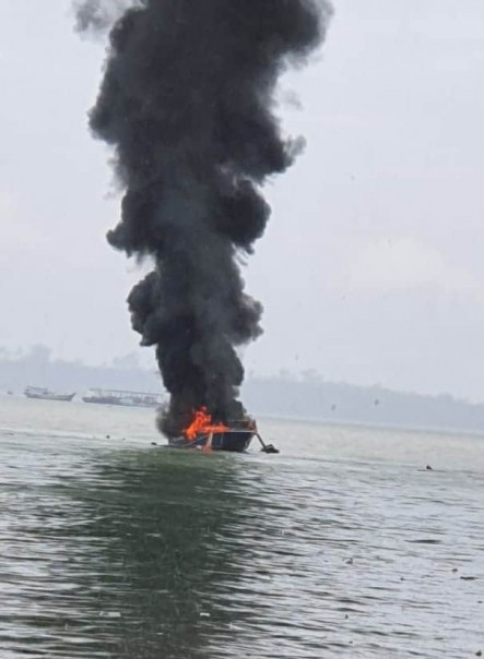 Speed Boat Penjaga Perbatasan Pemkab Karimun Meledak dan Ludes Terbakar/suryakepri