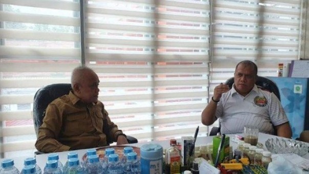 Bupati Inhu H Yopi Arianto SE (kanan) melakukan pertemuan empat mata dengan ahli waris Kesultanan Indragiri MA Mahara (kiri) di ruang kerja Bupati Inhu, Kamis 23 Juli 2020