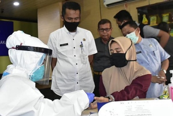 Kepala Diskominfo Kampar, Arizon meninjau proses rapid test ASN dan pegawainya