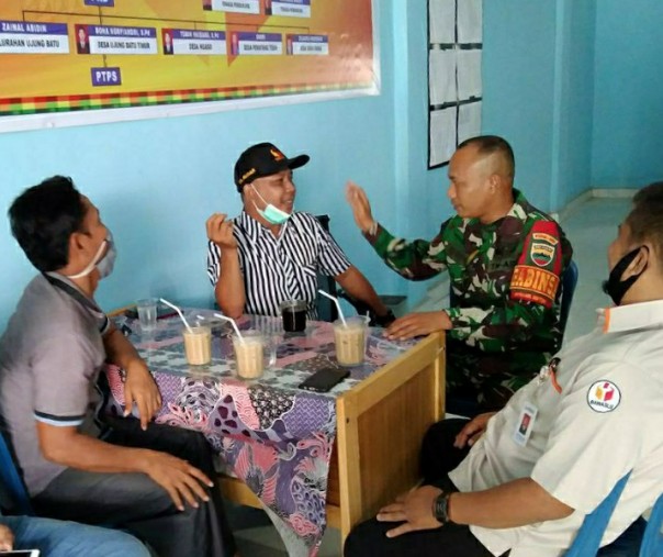 Babinsa Koramil 08 Tandun melaksanakan komunikasi sosial dengan tokoh masyarakat Kelurahan Ujungbatu, Kabupaten Rohul, Minggu (26/7/2020). Foto: Istimewa.