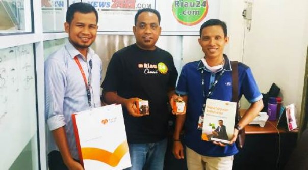 Pimpinan Perusahaan Muhardi saat menyambut kedatangan managemen Rumah Zakat Riau, Branch Manager RZ Riau, Hadi Yudasta dan Fasilitator Desa Berdaya Relawan Inspirasi RZ, Nurman Yusuf