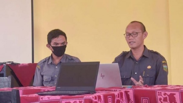 Kepala SMP 6 Padang Panjang saat presentasikan aplikasi Rachel/Kominfo Padang Panjang