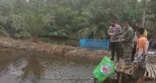 Kapolsek Tualang AKP Faizal Ramzani SH SIK MH bersama Koramil 10 Tualang dibawah pimpinan Danramil Kapten Inf Marulitua Lumban Tobing meninjau perkembangan kampung tangguh yang berada di Kampung Maredan Barat