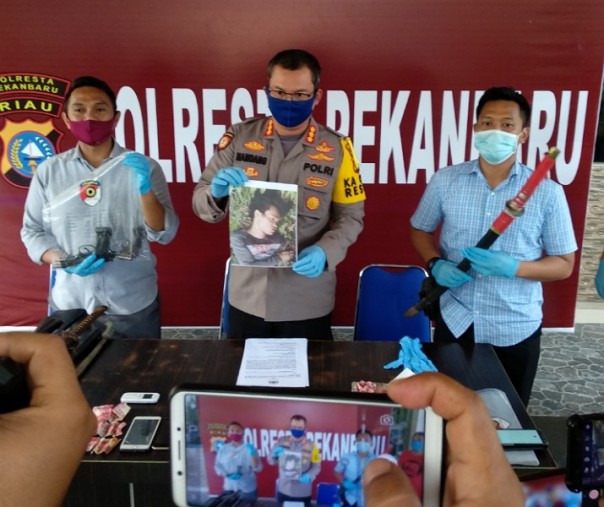 Kapolresta Pekanbaru Kombes Nandang didampingi Kasat Reskrimnya dan Kasat Reskrim Polres Pelalawan dalam jumpa persnya terkait penangkapan W.