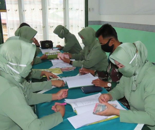 Para pengurus Persit Kartika Chandra Kirana Cabang LIII Bangkinang Kampar saat merapikan laporan keuangan jelang sertijab ketua, Rabu (29/7/2020). Foto: Istimewa.