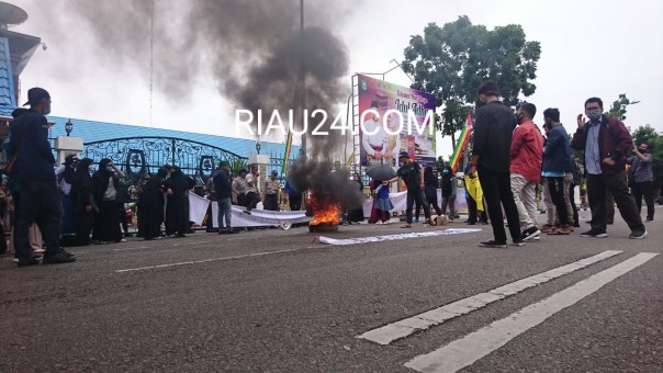 Minta Kejelasan Dana Pendidikan, Demo Mahasiswa Berjalan Panas di Bengkalis/R24