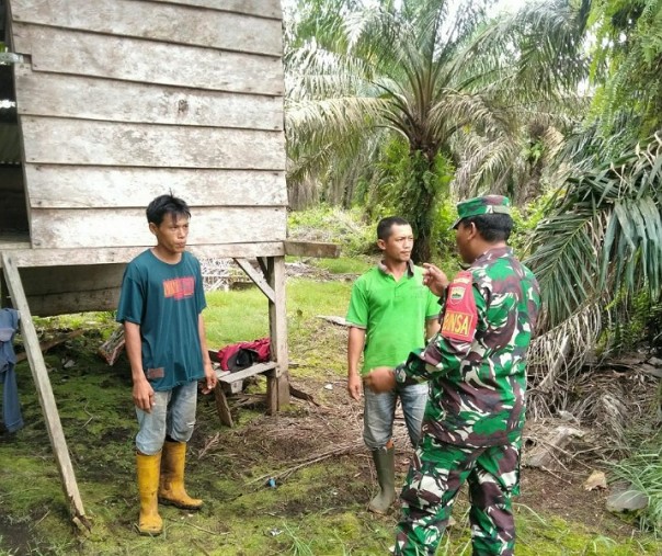 Babinsa Kerumutan Kopda Roni Pasla saat mengimbau warga agar tak membakar lahan untuk berkebun, Rabu (29/7/2020). Foto: Istimewa.